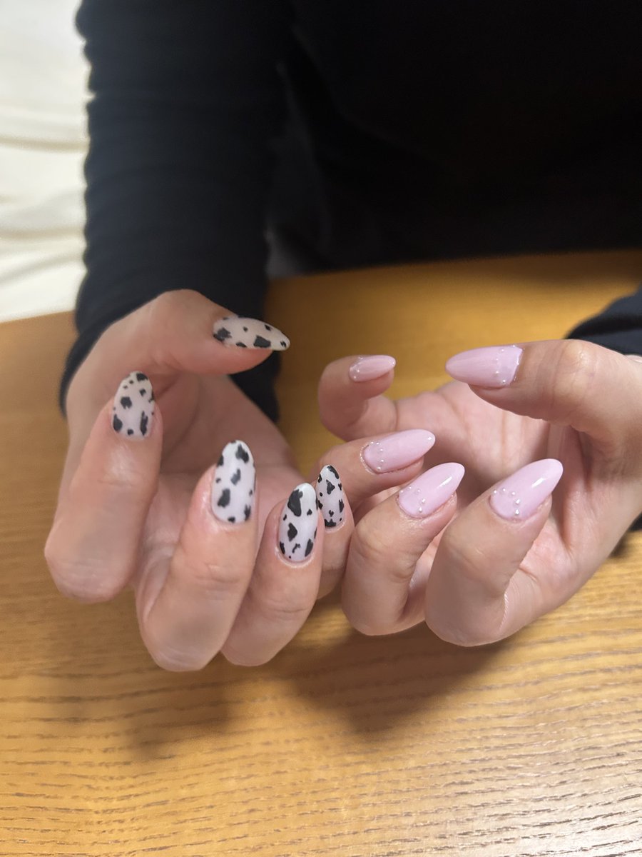 今月は左右アシンメトリーデザインに💅
可愛すぎる〜🖤🤍

#魚民ネイル部