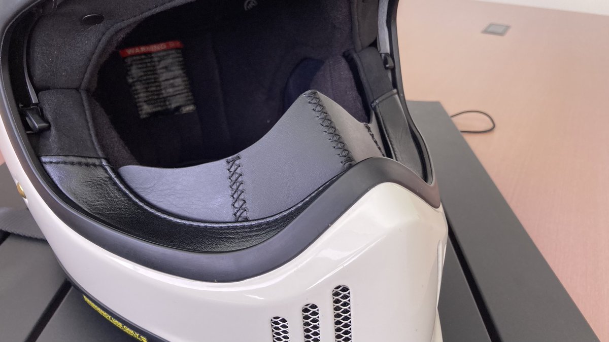 横からみる形状もカッコいいSHOEIのEX-ZERO
隙間を埋めるノーズガードで走行中の冷気やホコリをシャットアウト✨
amzn.asia/d/0cE8EIJV