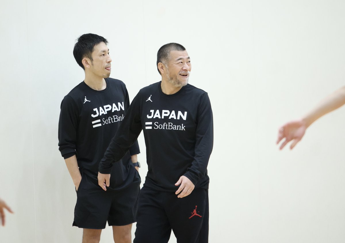 basket_count's tweet photo. 男子日本代表のメディア公開練習がスタート。桶谷ヘッドコーチ、吉本、リッチマン両アシスタントコーチ、佐々アドバイザリーコーチと、新たな日本代表を支えるコーチングスタッフが見守る中、和やかな雰囲気で練習が始まりました。#FIBAWC #SetItUp #AkatsukiJapan @JAPAN_JBA https://t.co/1TSx3un2dd