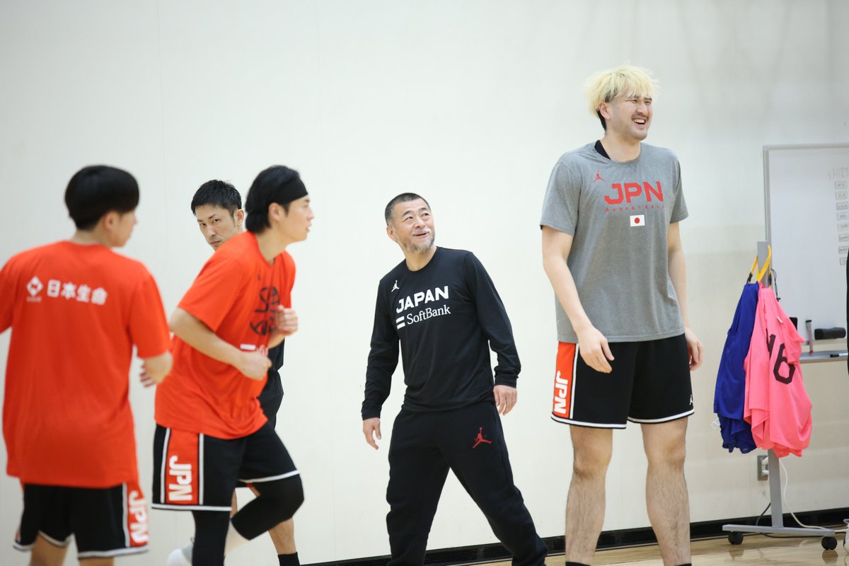 basket_count's tweet photo. 男子日本代表のメディア公開練習がスタート。桶谷ヘッドコーチ、吉本、リッチマン両アシスタントコーチ、佐々アドバイザリーコーチと、新たな日本代表を支えるコーチングスタッフが見守る中、和やかな雰囲気で練習が始まりました。#FIBAWC #SetItUp #AkatsukiJapan @JAPAN_JBA https://t.co/1TSx3un2dd