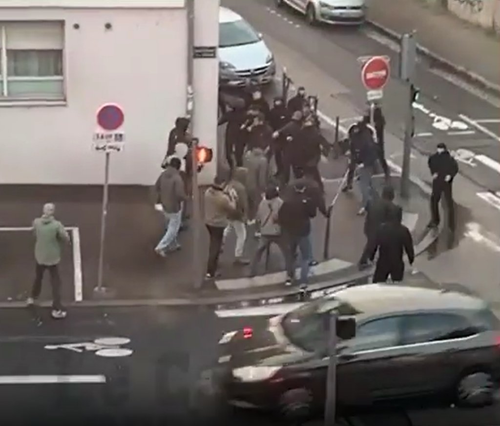 OrgaCommuniste's tweet photo. 🔴 LE CANARD ENCHAÎNÉ DÉVOILE LA VÉRITÉ

Une vidéo confirme l'enquête de Contre Attaque : le 12/02, c'est un guet-apens armé qui a été tendu par l'extrême droite.

Les images montrent une attaque préparée. Le narratif officiel sur la mort de Quentin Deranque était erroné. https://t.co/b0FT1eF1kt