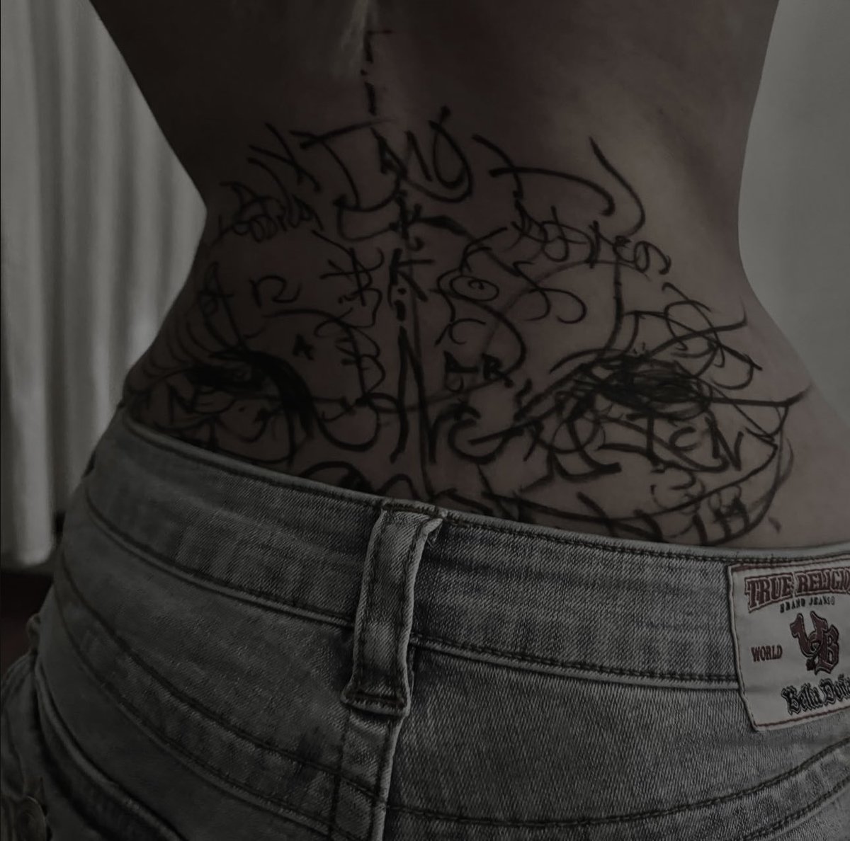 cause she loves to lay
open.spotify.com/track/27BgDmci…