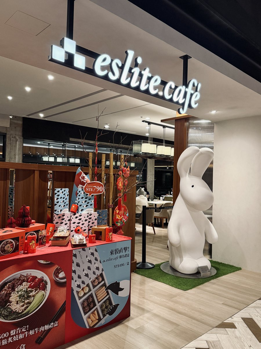 今日こそはここのカフェを利用するぞ〜と😙