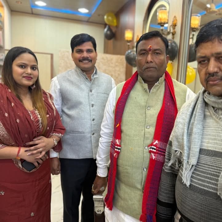 आज बांगरमऊ नगर में श्री राजेंद्र राठौर जी की सुपुत्री लक्ष्मी राठौर जी द्वारा प्रारंभ किए गए नवीन “साँवरिया मेकअप स्टूडियो एंड अकैडमी” के शुभारंभ अवसर पर उपस्थित होकर अपनी हार्दिक शुभकामनाएँ एवं बधाई प्रेषित की।
नवीन शुरुआत के लिए हार्दिक शुभकामनाएँ। 💐