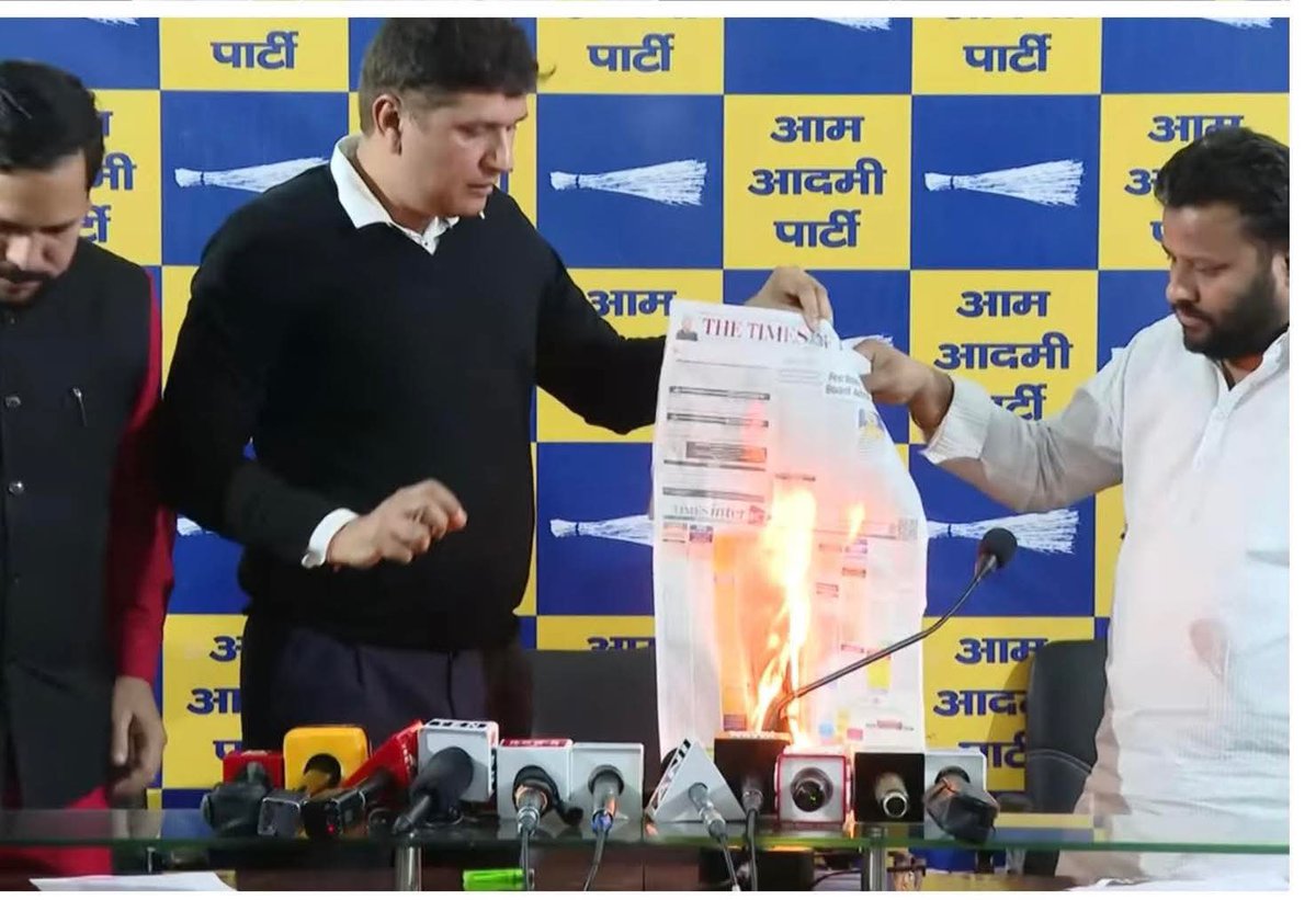 इस <a href="/timesofindia/">The Times Of India</a> को मिडल क्लास ही पढ़ता है और जब APEEJAY स्कूल की ब्लैकमेलिंग पर स्कूल और मंत्री का पक्ष रखते हुए रिपोर्ट छापी, उसमें पेरेंट्स का पक्ष और आम आदमी पार्टी के लीडर्स के प्रोटेस्ट का ज़िक्र तक नहीं किया।

जो न्यूज़ पेपर मिडल क्लास विरोधी है, उसका बहिष्कार होना चाहिए।