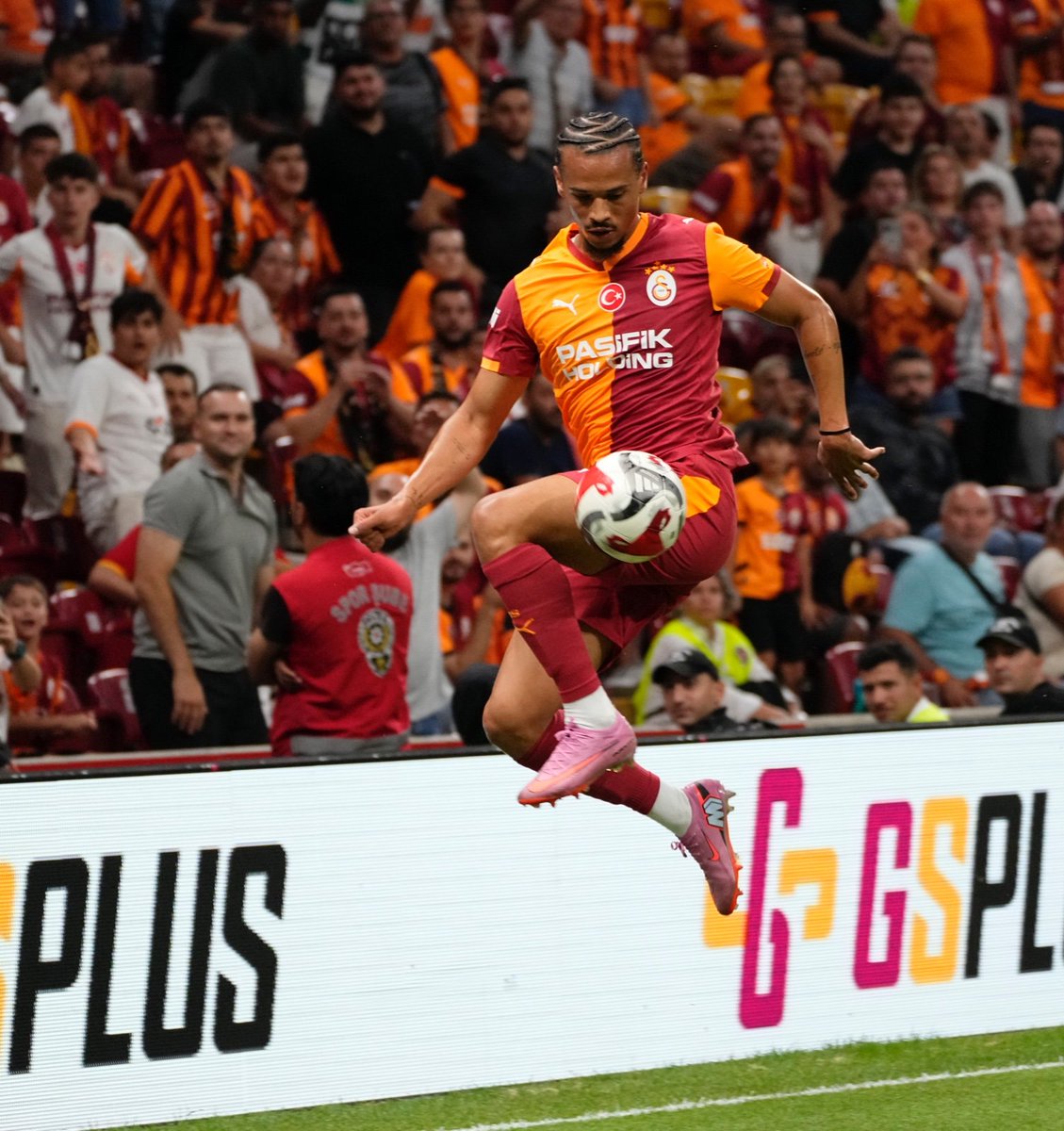 Kimse bahsetmemiş ama girer girmez oyuna can geldi hakkını verdi yine
Sane onurlandırma tweetidir..