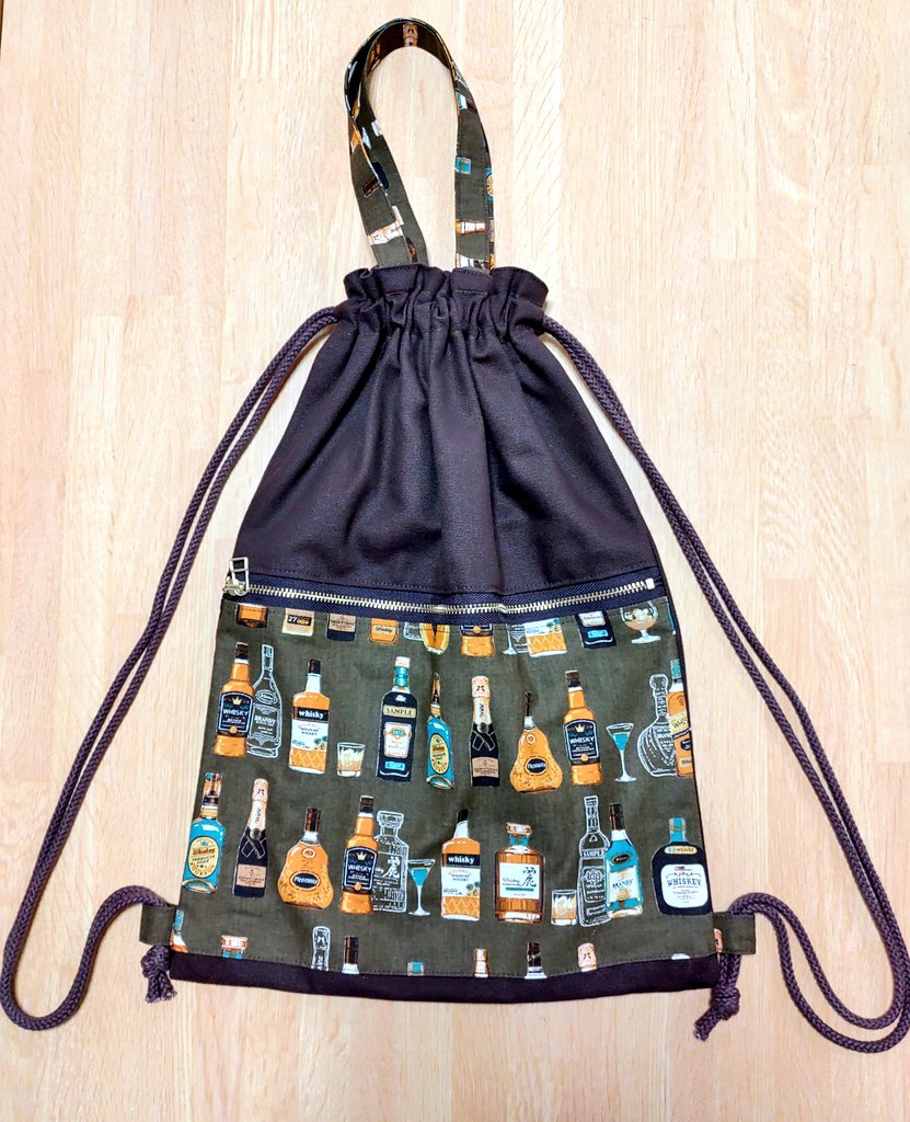 NEKONOTESEWING's tweet photo. なにやら小学校の家庭科で作ったようなナップザックがオトナ間で流行ってる(？)と聞きまして、いかにもオトナらしい柄で試作🥃
お酒を入れて持ち運びたい🚶 https://t.co/OUKKvJIcJO