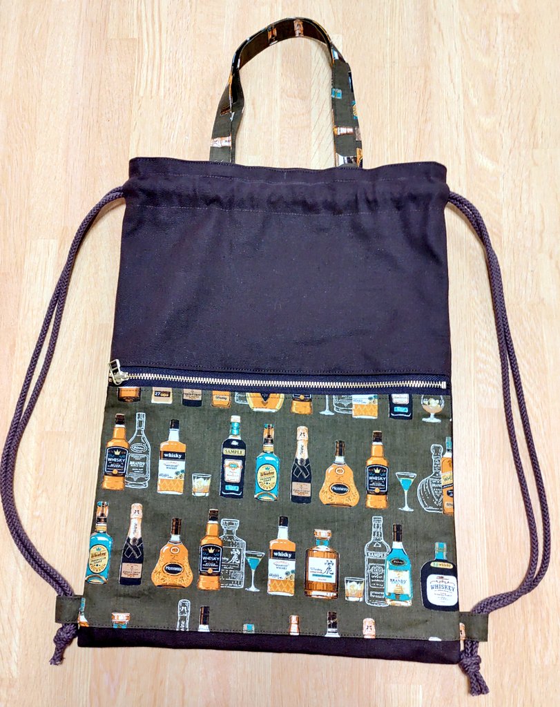 NEKONOTESEWING's tweet photo. なにやら小学校の家庭科で作ったようなナップザックがオトナ間で流行ってる(？)と聞きまして、いかにもオトナらしい柄で試作🥃
お酒を入れて持ち運びたい🚶 https://t.co/OUKKvJIcJO