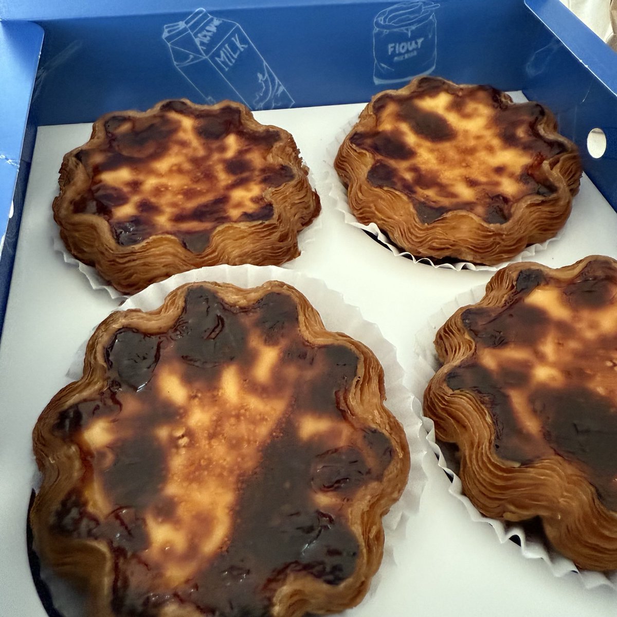 jc_consumer's tweet photo. 아침부터 에그타르트가 먹고��다고
차 끌고 나가서 두 박스 사오는 사람이
진정한 어른이겠지😎✌️앙 나 어른임 https://t.co/8Y6W30Hb6v