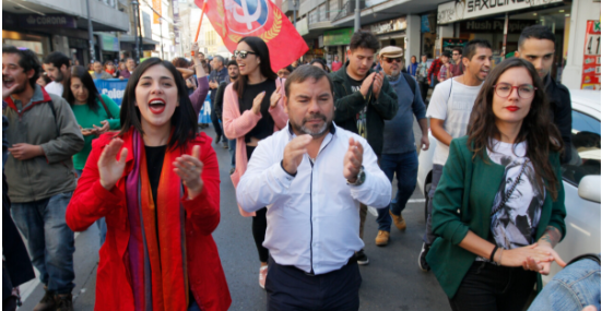 🔹El PC volverá a salir a las calles después de 4 años de una larga siesta, pero no por las constantes alzas en las cuentas de la luz.

Tampoco por el casi 10% de desempleo en las mujeres.

Tampoco por el caso Democracia Viva ni ProCultura.

Saldrán a la calle por la venida de