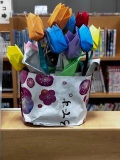 lib_mitaka's tweet photo. 【南部図書館みんなみ】
暖かかったり寒かったり、不安定な天気が続きますが、
南部図書館では一足早く、春の装飾をお届けします！
館内あちこちにありますので、探してみてくださいね✨
#mitaka 　#三鷹市　＃春　＃花 https://t.co/yMdNUwhhXk