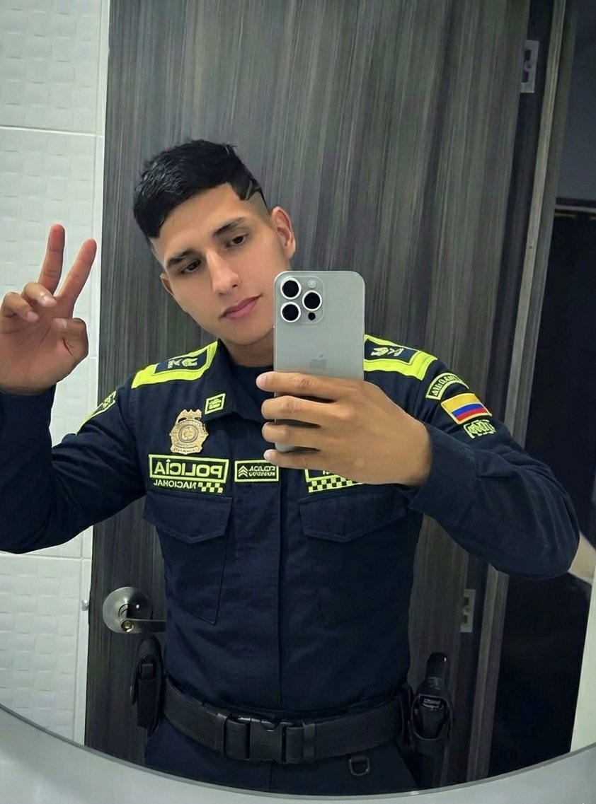 daniloobandobs's tweet photo. Si no sigues las reglas te castigaré por tu mala conducta 👮🏻‍♂️😊 https://t.co/NG62k9VF3y