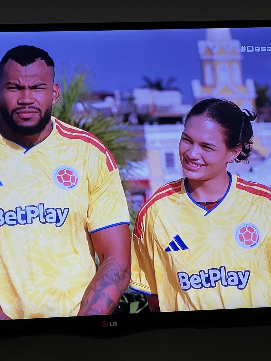 Evee_06's tweet photo. Jaajajaja esto es un chiste ahora Zambrano y Myriam con camiseta de Colombia jajajaja esto es más de product placement (muestra de marcas) que de competencia de deportistas 😒

#DesafioDelSiglo #DesafioXXI https://t.co/7MORbbSPsS