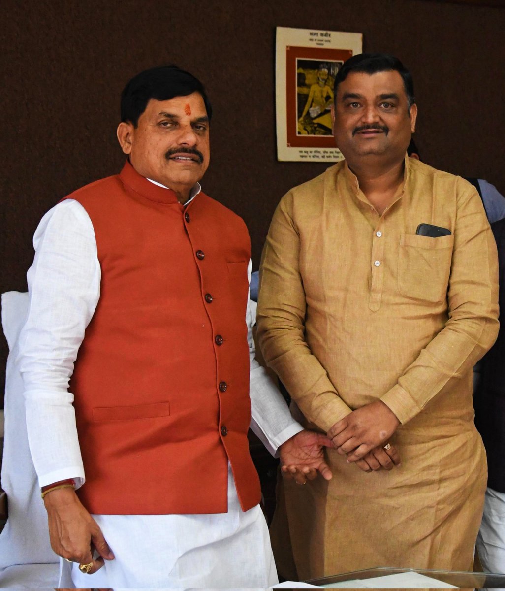 PandePranay's tweet photo. आज भोपाल मुख्यमंत्री निवास पर,प्रदेश के यशस्वी मुख्यमंत्री आदरणीय श्री @DrMohanYadav51 जी से शिष्टाचार भेंट कर क्षेत्र के विकास से जुड़े विभिन्न महत्वपूर्ण विषयों पर उनका मार्गदर्शन प्राप्त किया।

इस अवसर पर मुड़वारा विधायक श्री Sandeep Jaiswal जी,श्री अश्वनी गौतम जी साथ मे उपस्थित रहे।.  #PranayPandey