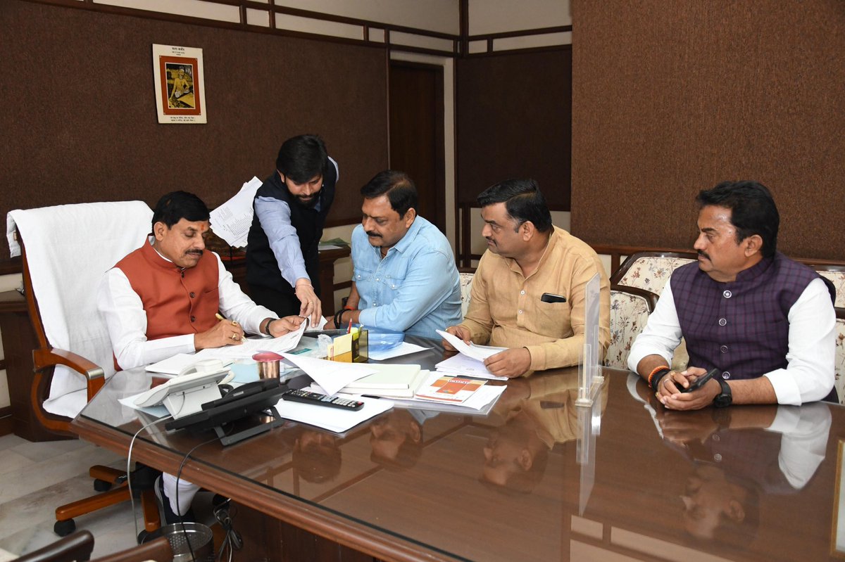 PandePranay's tweet photo. आज भोपाल मुख्यमंत्री निवास पर,प्रदेश के यशस्वी मुख्यमंत्री आदरणीय श्री @DrMohanYadav51 जी से शिष्टाचार भेंट कर क्षेत्र के विकास से जुड़े विभिन्न महत्वपूर्ण विषयों पर उनका मार्गदर्शन प्राप्त किया।

इस अवसर पर मुड़वारा विधायक श्री Sandeep Jaiswal जी,श्री अश्वनी गौतम जी साथ मे उपस्थित रहे।.  #PranayPandey