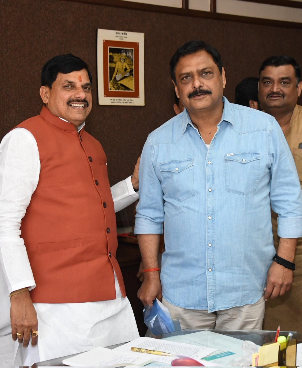 PandePranay's tweet photo. आज भोपाल मुख्यमंत्री निवास पर,प्रदेश के यशस्वी मुख्यमंत्री आदरणीय श्री @DrMohanYadav51 जी से शिष्टाचार भेंट कर क्षेत्र के विकास से जुड़े विभिन्न महत्वपूर्ण विषयों पर उनका मार्गदर्शन प्राप्त किया।

इस अवसर पर मुड़वारा विधायक श्री Sandeep Jaiswal जी,श्री अश्वनी गौतम जी साथ मे उपस्थित रहे।.  #PranayPandey