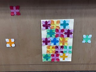 lib_mitaka's tweet photo. 【南部図書館みんなみ】
暖かかったり寒かったり、不安定な天気が続きますが、
南部図書館では一足早く、春の装飾をお届けします！
館内あちこちにありますので、探してみてくださいね✨
#mitaka 　#三鷹市　＃春　＃花 https://t.co/yMdNUwhhXk