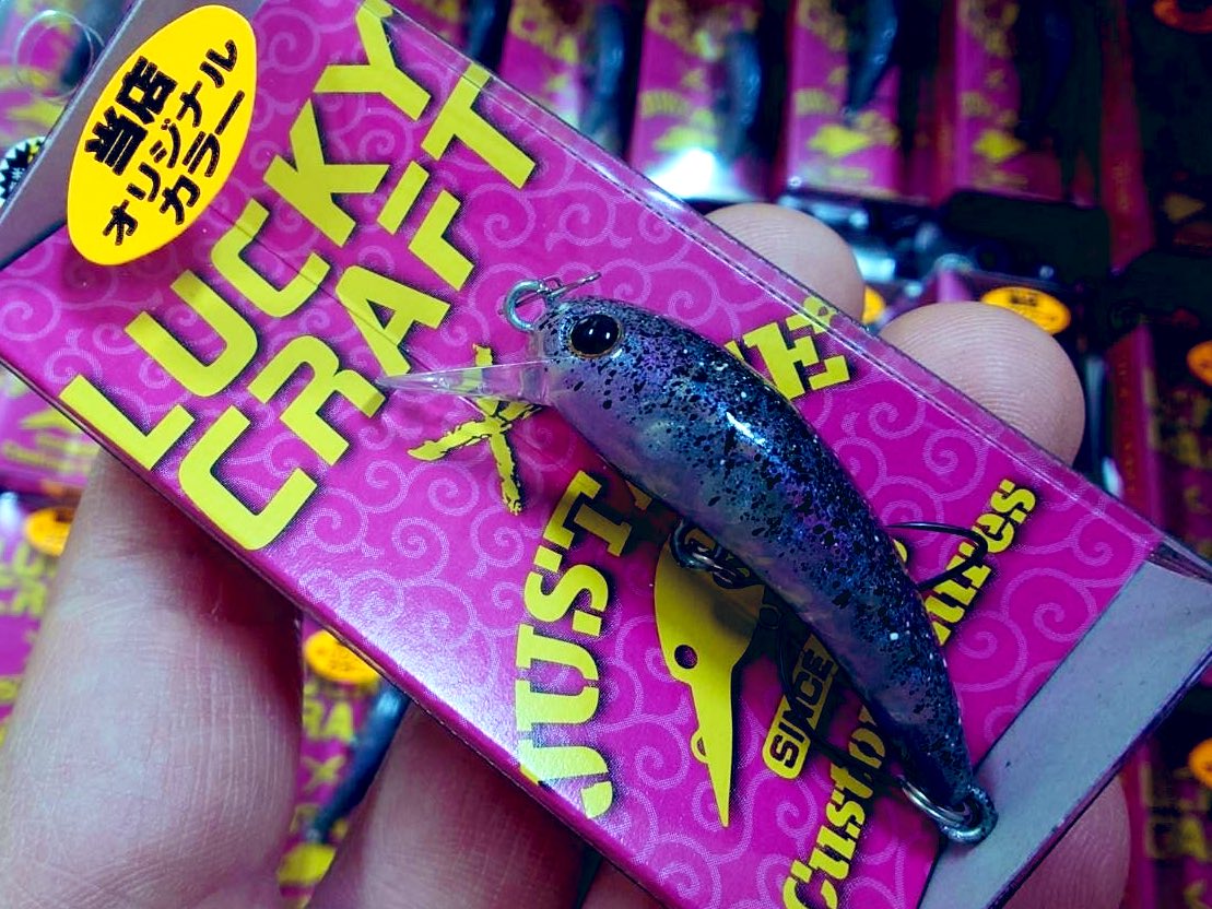 プロショップオオツカ川越店様のオリカラで人気の「神楽（かぐら）」は、特にローライト（曇り・朝夕）やマッディ〜ステインウォーター（濁り〜薄濁り）の状況で抜群の威力を発揮する、ハイアピールかつ食わせの要素を持つカラーです。アピール力の高い「紫」や「ラメ」を基盤に、タフコンディションで