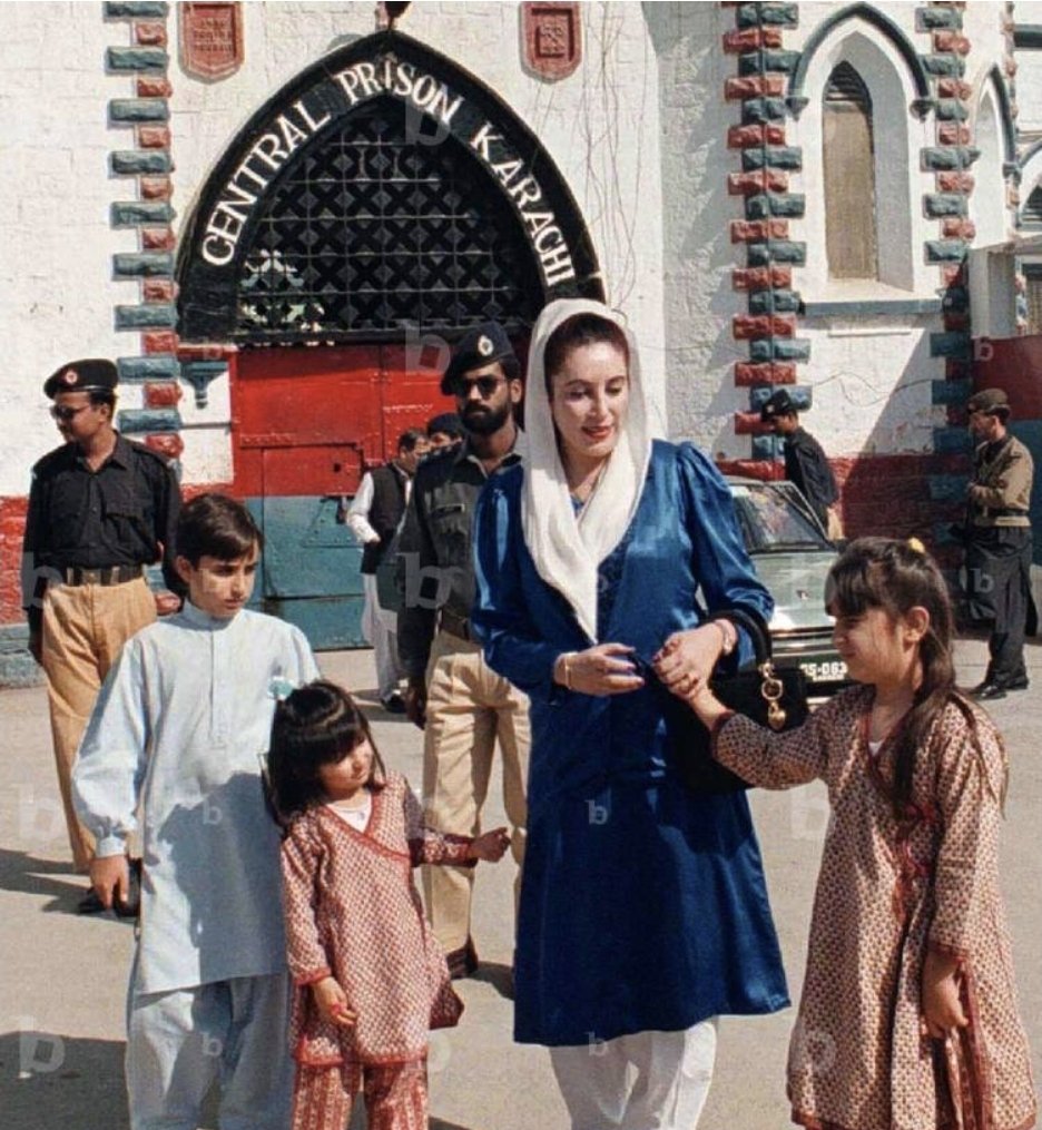 بختاور کو ٹویٹ ڈلیٹ نہیں کرنی چاہیےتھی. بیٹیاں ہی تو والدین کے لیے سایہ بنتی ہیں۔
وہ نوجوان و نہتی لڑکی بینظیربھٹو ہی تو تھیں جو ضیاء آمریت کی بندوقوں کے سامنے اپنے باپ کے لیے ڈٹی کھڑی رہیں۔ 
سچائی یہ ہے کہ آمریت کے جبر و ظلم کےخلاف بینظیربھٹو کا مزاحمتی کردار تو قابلِ فخر ہےہی،