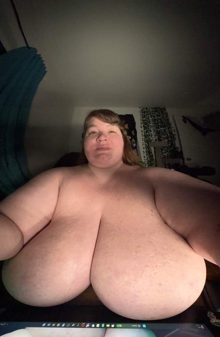 Lexxxi Luxe - I got high and it took like 80 tries to take a panoramic photo of myself and my boobs 😂🍈🍈 https://t.co/u9oVybJGYS