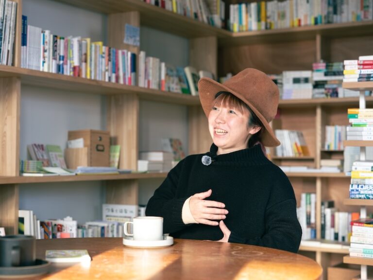 jimocoro's tweet photo. 「積読（つんどく）」は未来の自分への準備。

青森県十和田市にある「TSUNDOKU BOOKS」は、なぜ「月の半分」しか営業しないのか？ 元パティシエで編集者の店主・長嶺李砂さんに、藤本智士さんが取材しました。

https://t.co/ttwm9xJQ4m https://t.co/zCOsFeHu5G