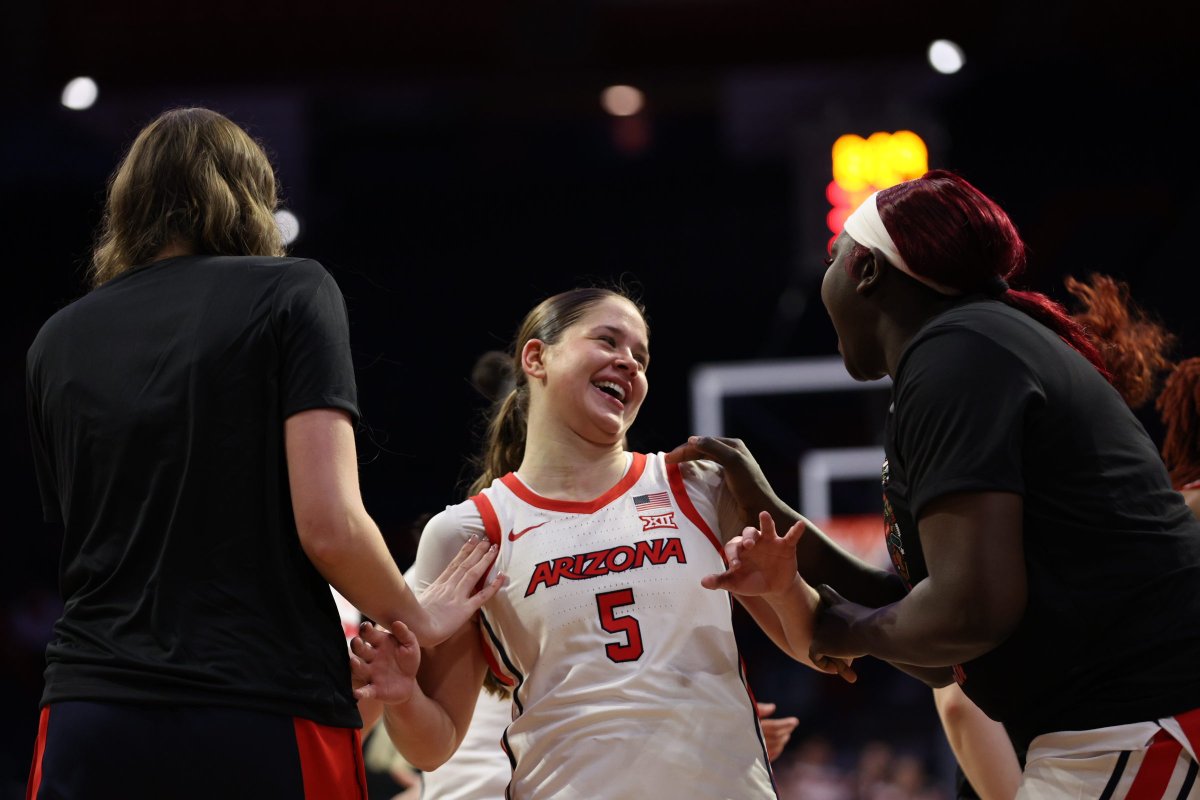 ArizonaWBB's tweet photo. Ladwig spearheading the 6-0 run over the last minute! https://t.co/F33ziIBWyG