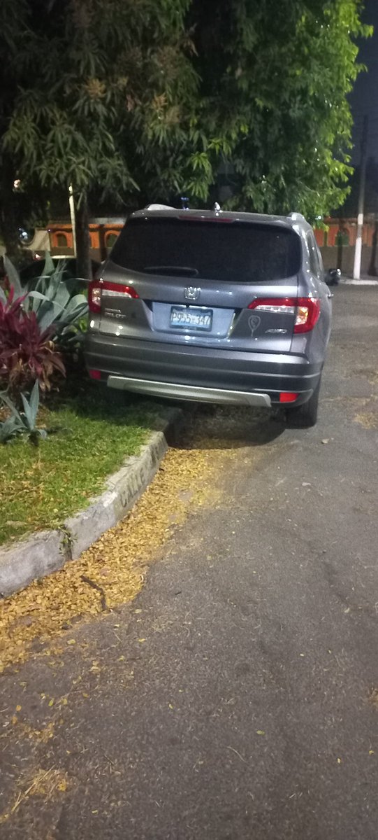 Rodri503Javier's tweet photo. @VMTElSalvador @AsambleaSV Denuncia ciudana, cada martes y jueves que hacen iglesia este vehículo se sube a la zona verde Honda Pilot placas 955-347 https://t.co/fTFmS0eTpj