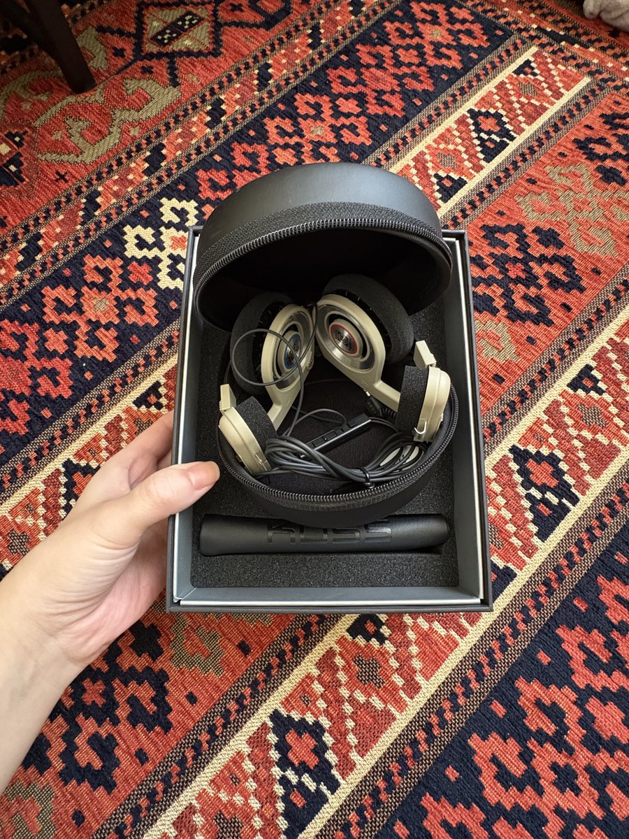 今日のカネコでこれつけてる人見たかも 似てただけかな