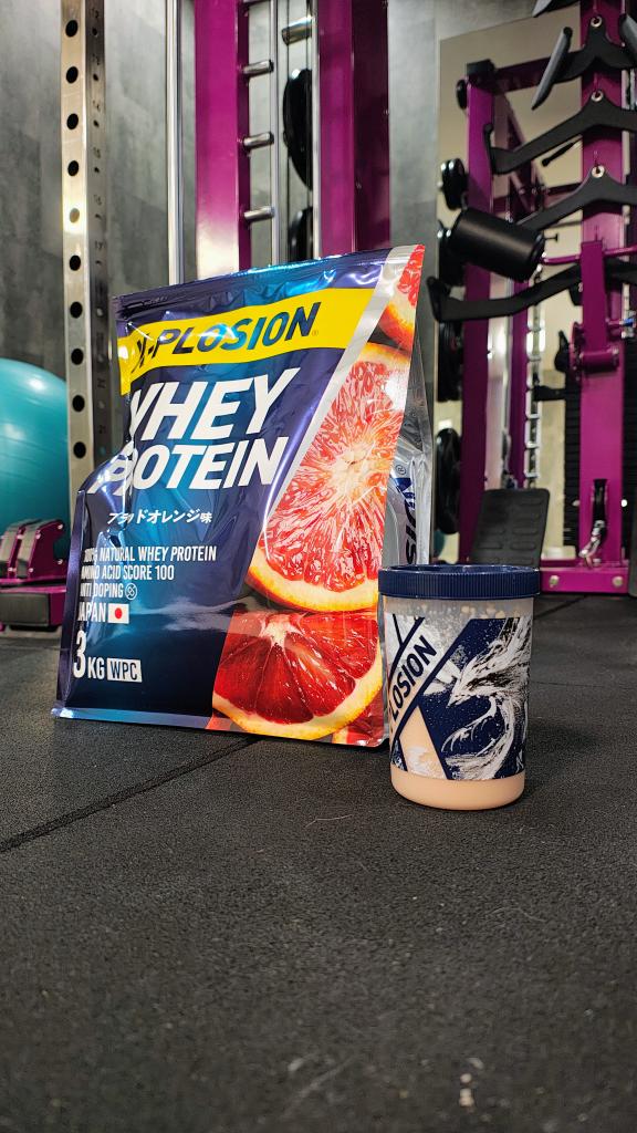 X-PLOSION
ブラッドオレンジ味。
パッケージもアップデートされてて、 存在感さらに強くなった気がする。
正直、
プロテイン＝義務だった時代は終わった。
今は「飲みたいから飲む」。
テイストのバリエーション、 ここ数年で一気に増えたよね。
トレ後の一杯が楽しみになるって、