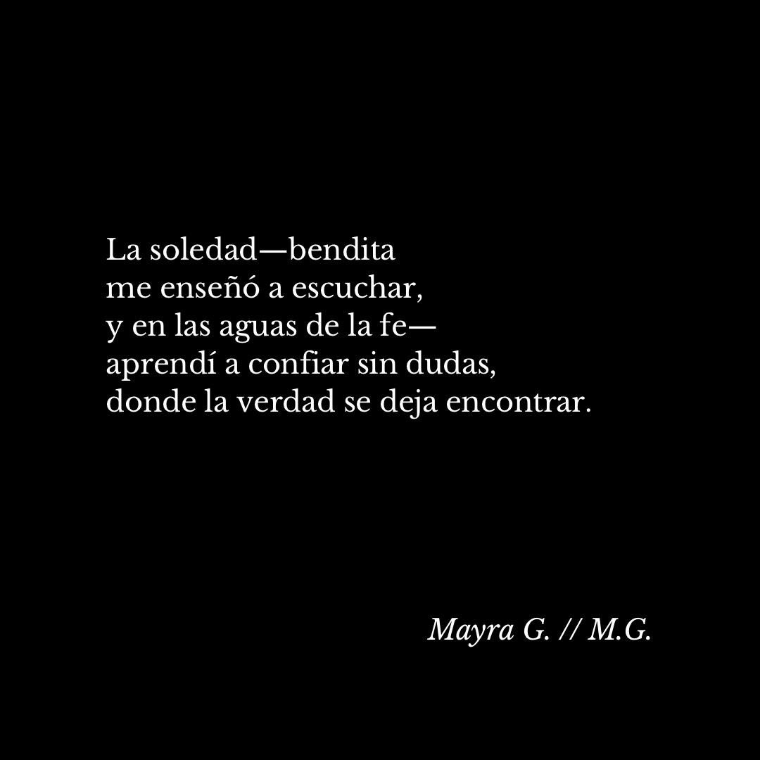 Cementedelibros's tweet photo. La soledad tiene mala fama, pero a veces es el único lugar donde realmente nos escuchamos. En el silencio, sin ruido externo, empiezan a revelarse las preguntas que evitábamos.
Me gusta mucho este poema de @FireSeaofficial ya que habla de una soledad que no pesa, sino que enseña. https://t.co/7Fgit1blyU