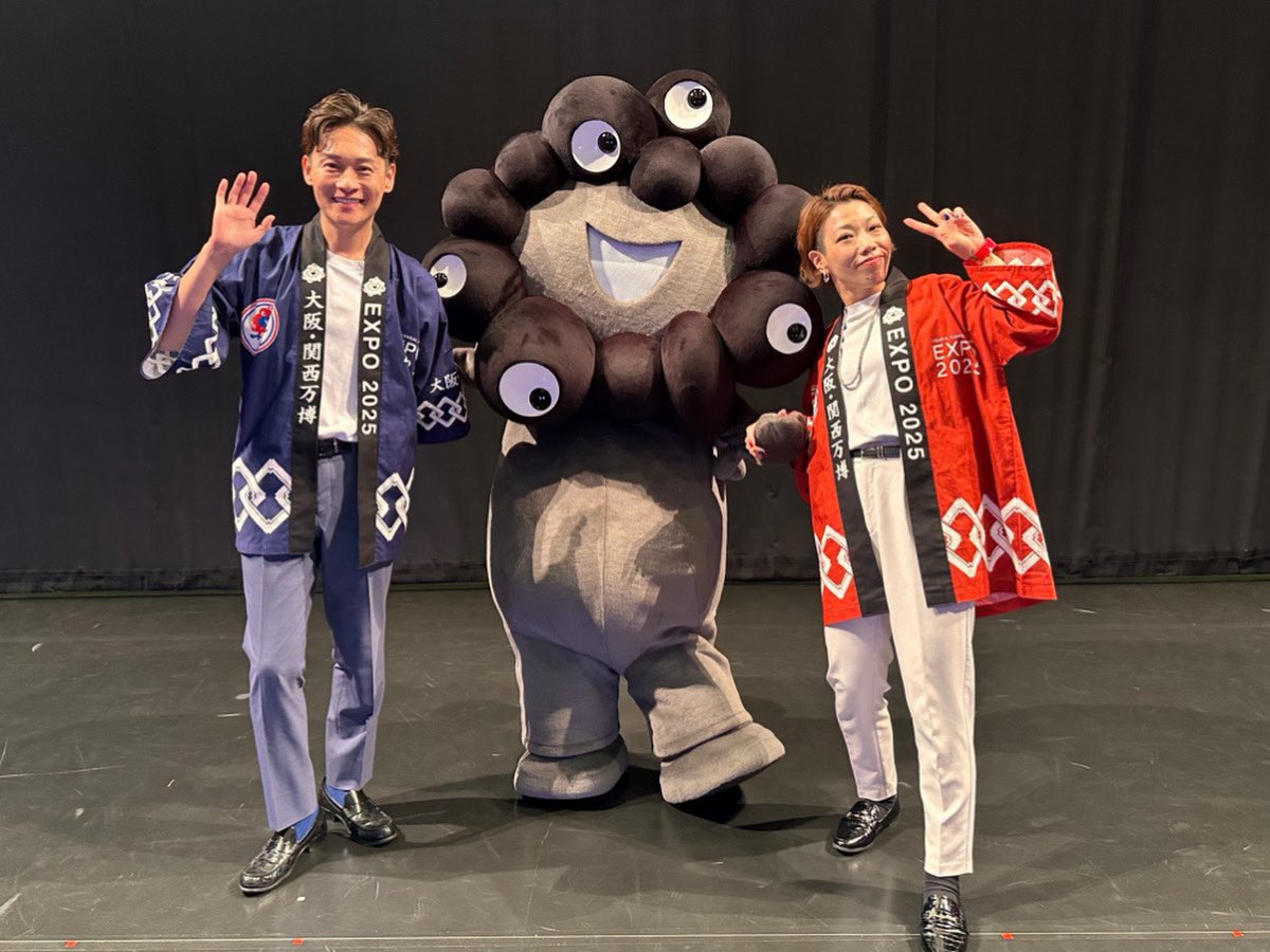 annannasamix's tweet image. 先日行われた、ミャクミャク感謝祭2026 in OSAKAの司会を元MBSアナウンサーの大吉さんと務めさせていただきました🎤
とーってもHAPPYな空間でファンのみなさんの素敵な笑顔とミャクミャクの嬉しそうな姿が忘れられません。
お越しいただいた皆さまありがとうございました💙❤️🖤

#ミャクミャク感謝祭