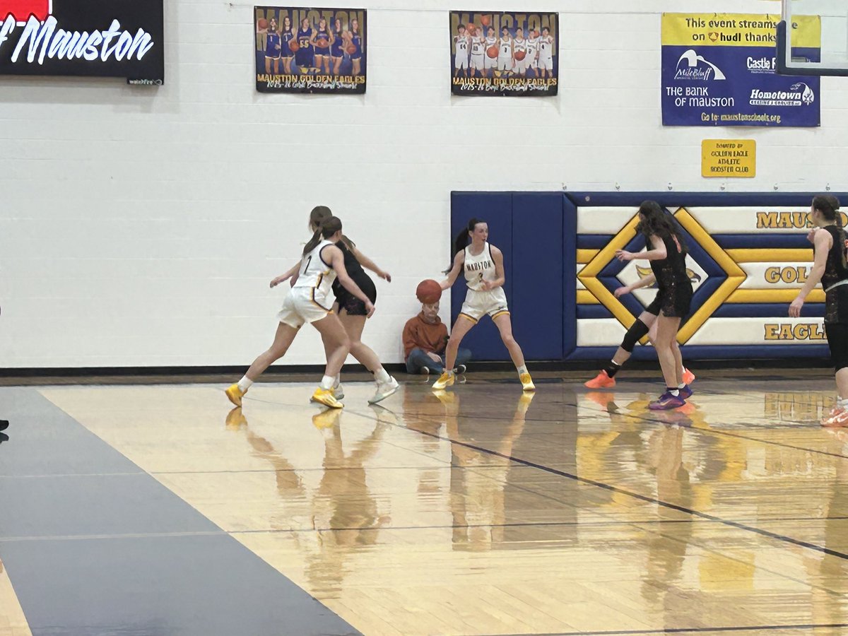 mhsgoldeneagles's tweet photo. Girls Basketball 🏀 Update: Mauston 89 Viroqua 48. Final. Lavold with 22 pts, Heller with 20 pts, Hansen with 17 points. Lavold and Heller each had four 3s. Schwem with 23 pts for Viroqua. MHS is 19-4. Viroqua falls to 14-8. #wisgb https://t.co/s7ePLhudSp