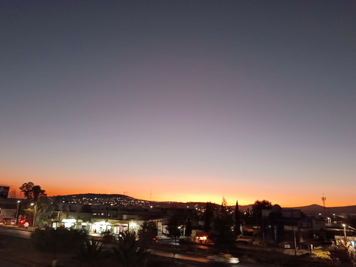 uoka69's tweet photo. Vaya forma de cerrar el martes  #Sunset https://t.co/RUncMLB5gc