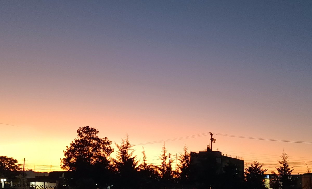 uoka69's tweet photo. Vaya forma de cerrar el martes  #Sunset https://t.co/RUncMLB5gc