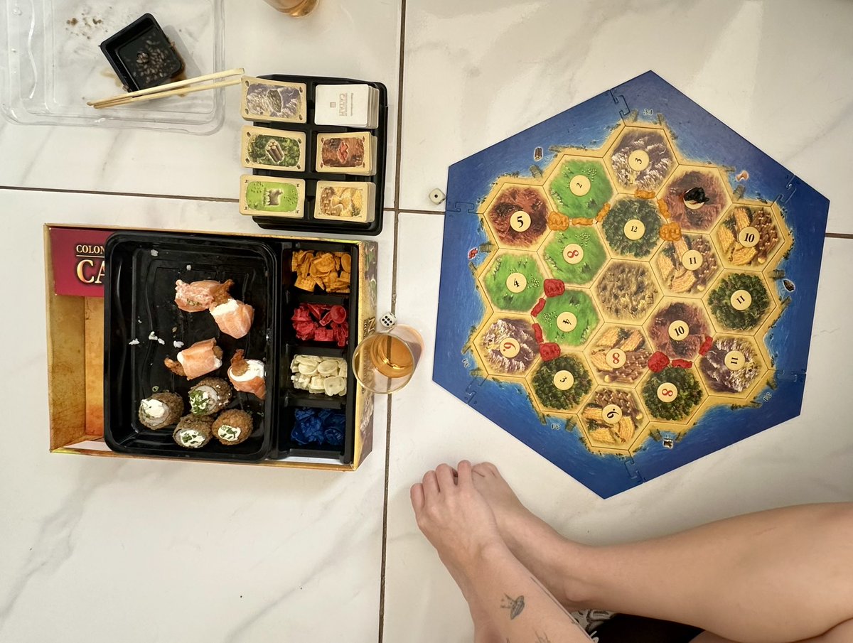 alien amarELA tweet media