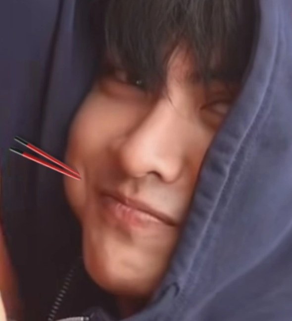 stawp scrolling and look at those BREAD CHEEKS AND THAT TINYY DIMPLEEE 🤏🏼🤏🏼😭🍞🍞🍞 🎀🎀🩷 i will eaaaaaatt himmmm