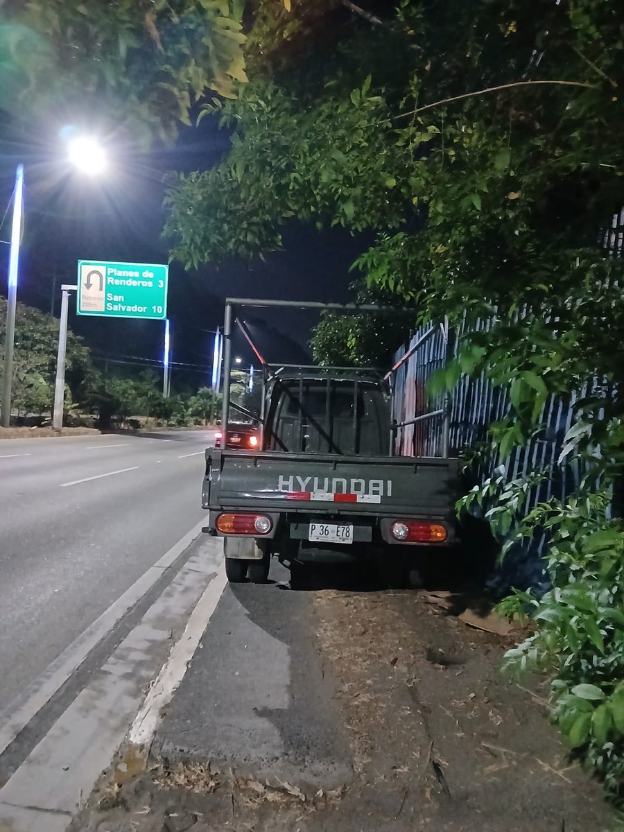 SuperTepyto's tweet photo. Este paso es peatonal, no es parqueo @VMTElSalvador
 En la autopista comala yendo hacia San Salvador hay un vehiculo que obstruye el paso peatonal hace que pone en riesgo la vida de las personas las cuales transitan. El vehiculo es de placa de P36 E78. https://t.co/Te4npe2YYS
