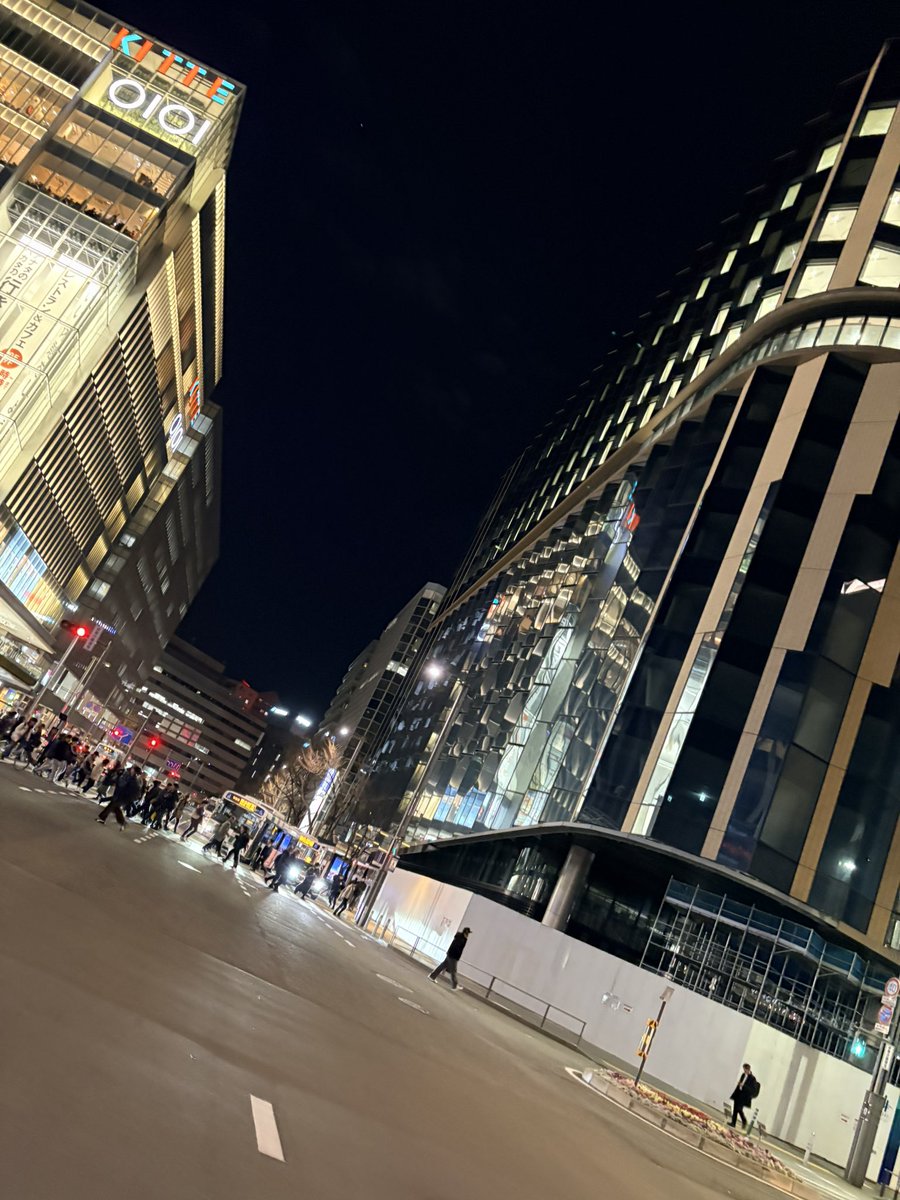 Yui358315's tweet photo. 博多の昼と夜が教えてくれたこと。

綺麗事だけじゃ語れない「現実」がそこにはある。
知らなければ、守れない。
無知でいることは、時に大切な人を傷つける。

世の中の仕組みを知り、
現実を直視する。
それが、
誰かを守るための最低条件。

#博多 #博多の夜 #知ることは強さ #大切な人を守る #教訓 https://t.co/3jkf0ULcei