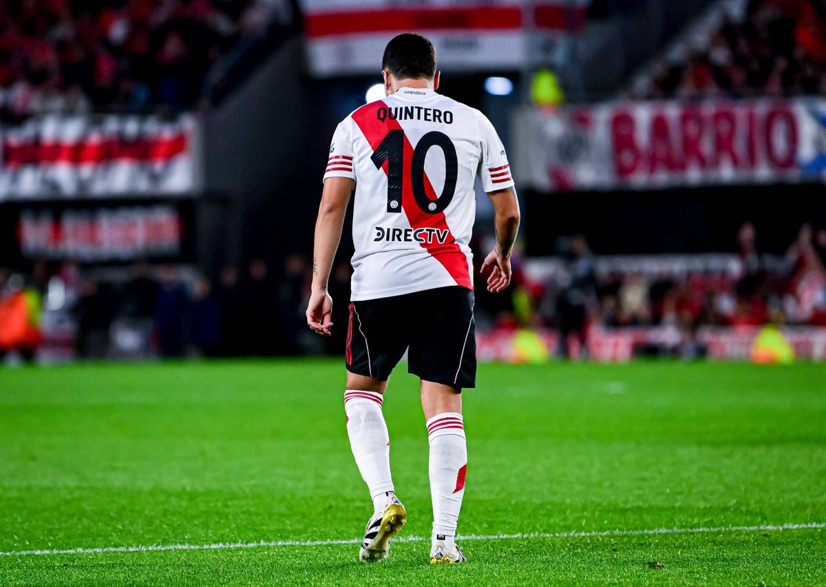 La llave del gol, como en todo el año. 
Juanfer solo contra todos, él y 10 más.