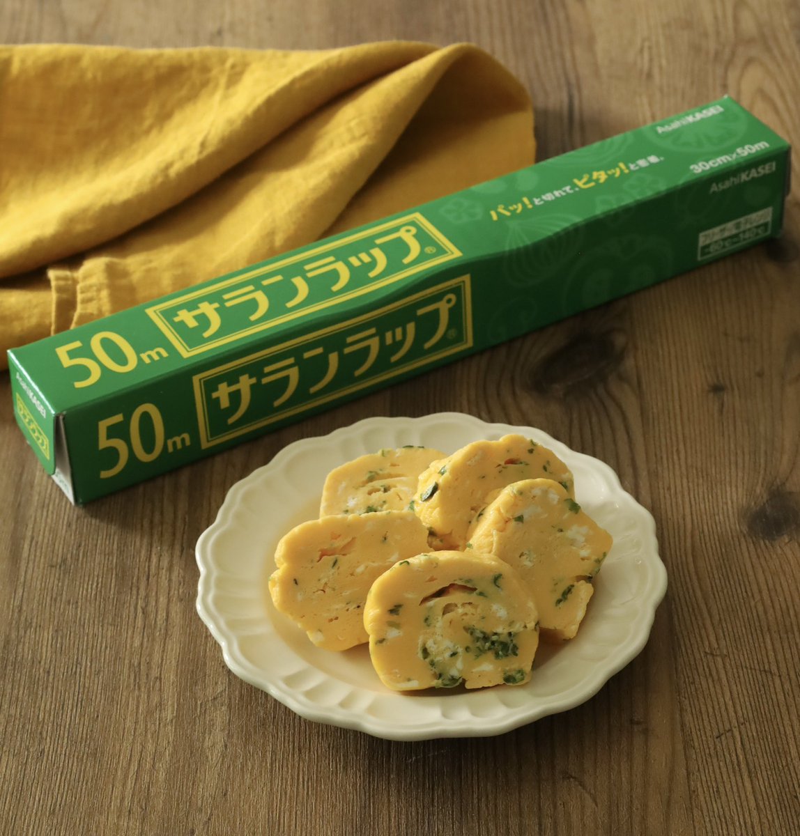 mariegohan's tweet photo. レンジで卵焼きを作るときは「みりん」と「マヨネーズ」を入れるとふわふわになります。材料すべてガーッと混ぜて3分チンしたらサランラップ®︎の上にのせ、ギュギュっと丸めて10分おくだけ。卵は熱いうちは形を変えられるのでレンチンして一気に巻くとラクに作れます。青のり香る卵焼き、ぜひ【PR】サランラップ®︎