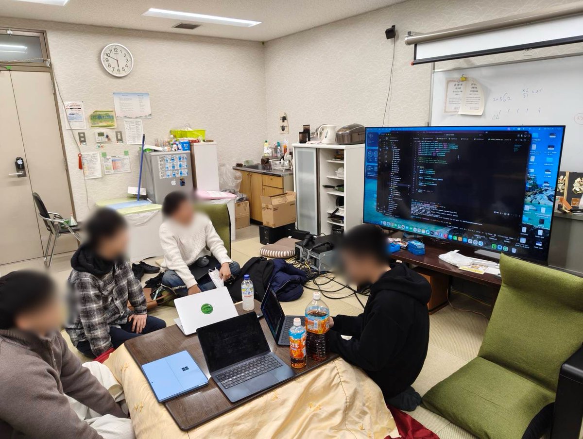先日の交流会の様子です！
Unityで制作途中のゲームを共有し合ったり、PythonでオストルというボドゲのAI作って戦わせたりしました🎲
本日も14時から交流会を開催しますので、ぜひご参加ください！