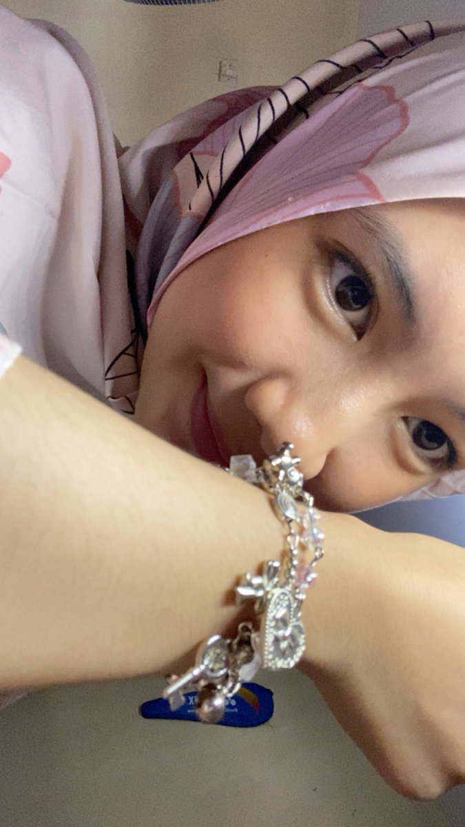 capucinnouu's tweet photo. gelang baru dari le_harieth lucu sekali im sooo in loveeeee 💓__💓 https://t.co/E3IewGIJ4Q