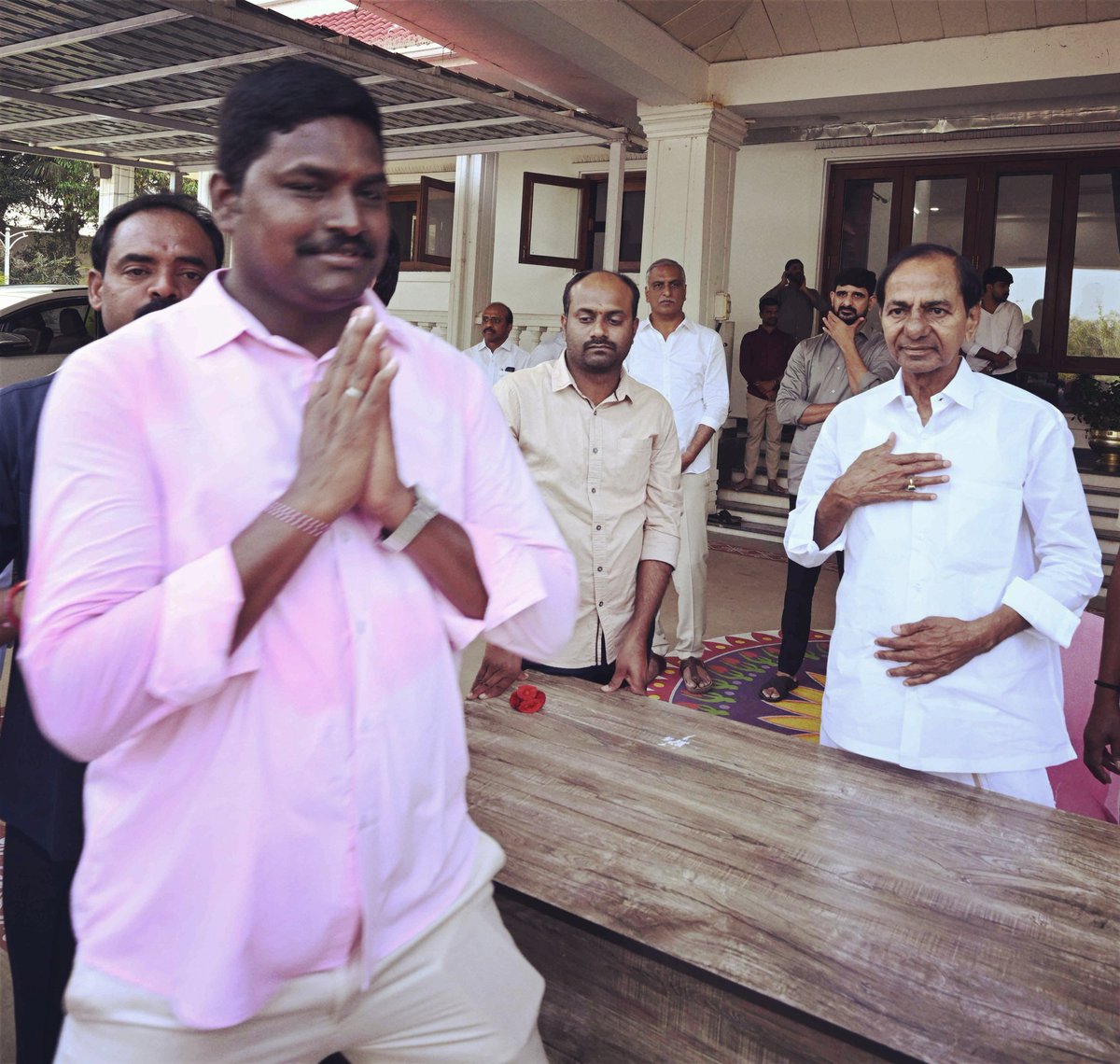 SumanChirra's tweet photo. మహానేత ,తెలంగాణ జాతిపిత 
కెసిఆర్ గారికి జన్మదిన శుభాకాంక్షలు తెలియజేసిన సందర్భంగాఎర్రవెల్లి లోని సారు నివాసంలో సారును కలిసి శుభాకాంక్షలు తెలియచేయడం జరిగింది @BRSparty @BRSHarish @HarishRaoOffice @KTRBRS @RakeshReddyBRS @VSrinivasGoud @TSwithKCR @KCRBRSPresident @TheHimanshuRaoK https://t.co/liuGfZ1h7a