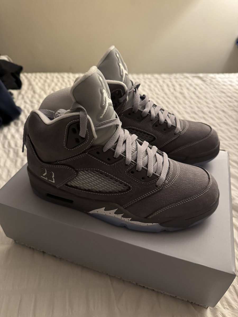 xgoodfellax's tweet photo. Can’t wait to swap with some white laces. 🔥 #WolfGray #Retro5 #sneakerhead #Nike https://t.co/ldn1waXYRq