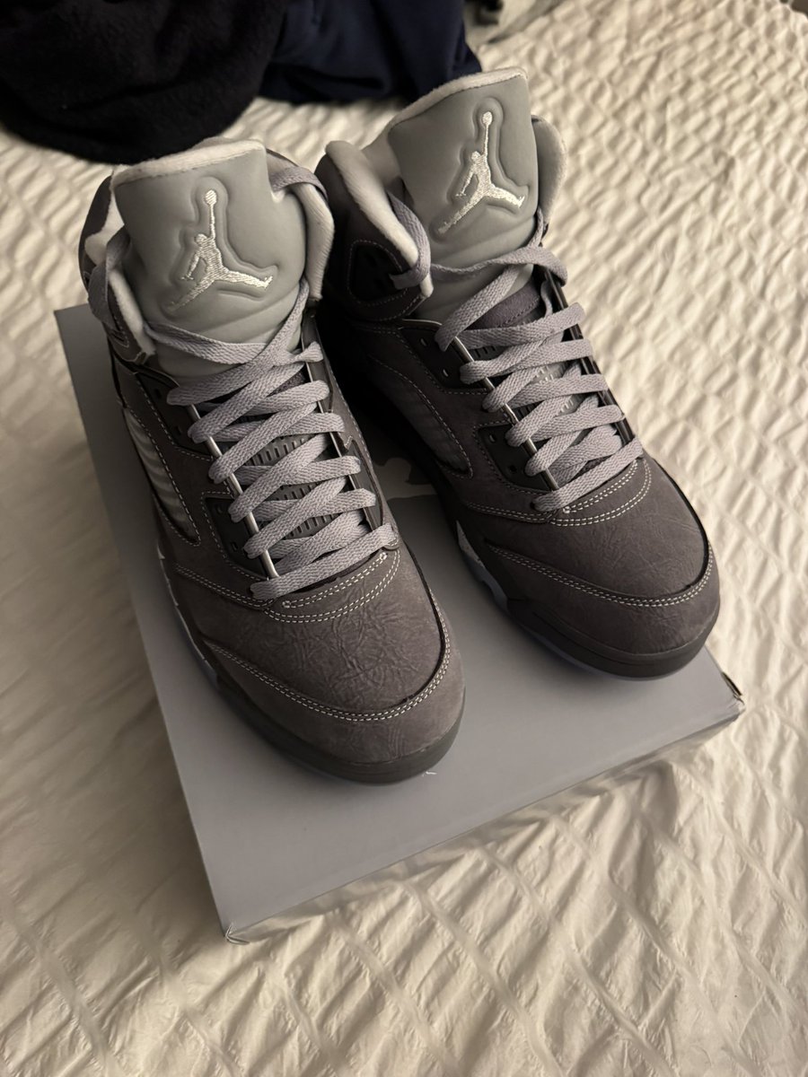 xgoodfellax's tweet photo. Can’t wait to swap with some white laces. 🔥 #WolfGray #Retro5 #sneakerhead #Nike https://t.co/ldn1waXYRq