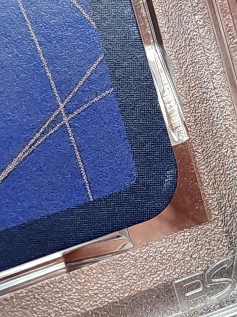 shibawanko0105's tweet photo. PSAさぁ…
料金値上げした癖にカードの扱い雑になってない？
直近で投げたカードの角に凹み、スレキズめちゃくちゃついてるんやけど🥵
コミパラ4枚投げて全部に傷付いてた…
こんなん問い合わせ案件やで https://t.co/hfqlbnHK9M