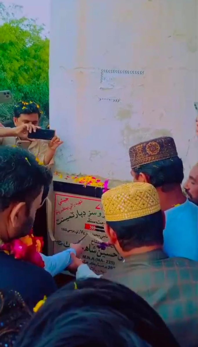 wahablasharii's tweet photo. صدر @PPP_Org ضلع حیدرآباد ایم این اے @TariqSJamotPPP نے پی پی پی رہنما حیدرآباد سید حسن علی شاہ جاموٹ صب کے ہمراہ پاؤڑ بلاک روڈ ولیج حاجی عمر پالاری یوسی 160 کا افتتاح کیا ان کے ساتھ عطا شر اور دیگر قاسم آباد حیدرآباد میں بھی شرکت کی.
#DevelopmentWorkNA218 https://t.co/ntZa9QymSr