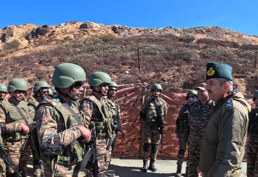 trishakticorps's tweet photo. Operational Preparedness in East Sikkim 🇮🇳

The General Officer Commanding, Trishakti Corps, visited an operational formation in East #Sikkim to review its preparedness in the challenging Super High Altitude Area terrain. He was briefed by the forward commanders on operational aspects. He interacted with and addressed the troops, encouraging them to maintain the highest standards of operational excellence and readiness in challenging conditions.

पूर्वी सिक्किम के अत्यंत ऊँचाई वाले क्षेत्र में जनरल ऑफिसर कमांडिंग, त्रिशक्ति कोर ने एक ऑपरेशनल फॉर्मेशन का दौरा कर उसकी तैयारी की समीक्षा की। उन्हें अग्रिम कमांडरों द्वारा ऑपरेशनल पहलुओं पर जानकारी दी गई। उन्होंने सैनिकों से बातचीत की और उन्हें संबोधित करते हुए कठिन परिस्थितियों में उच्चतम स्तर की ऑपरेशनल क्षमता और सतर्कता बनाए रखने के लिए प्रेरित किया।

#IndianArmy #TrishaktiCorps #EastSikkim #HighAltitude #OperationalReadiness 🇮🇳

@adgpi
@easterncomd
@IAF_MCC
@HQ_IDS_India
@indiannavy
@GovernorSikkim
@PIBGangtok
@Sikkimgovt
 @prodefgau
@SpokespersonMoD