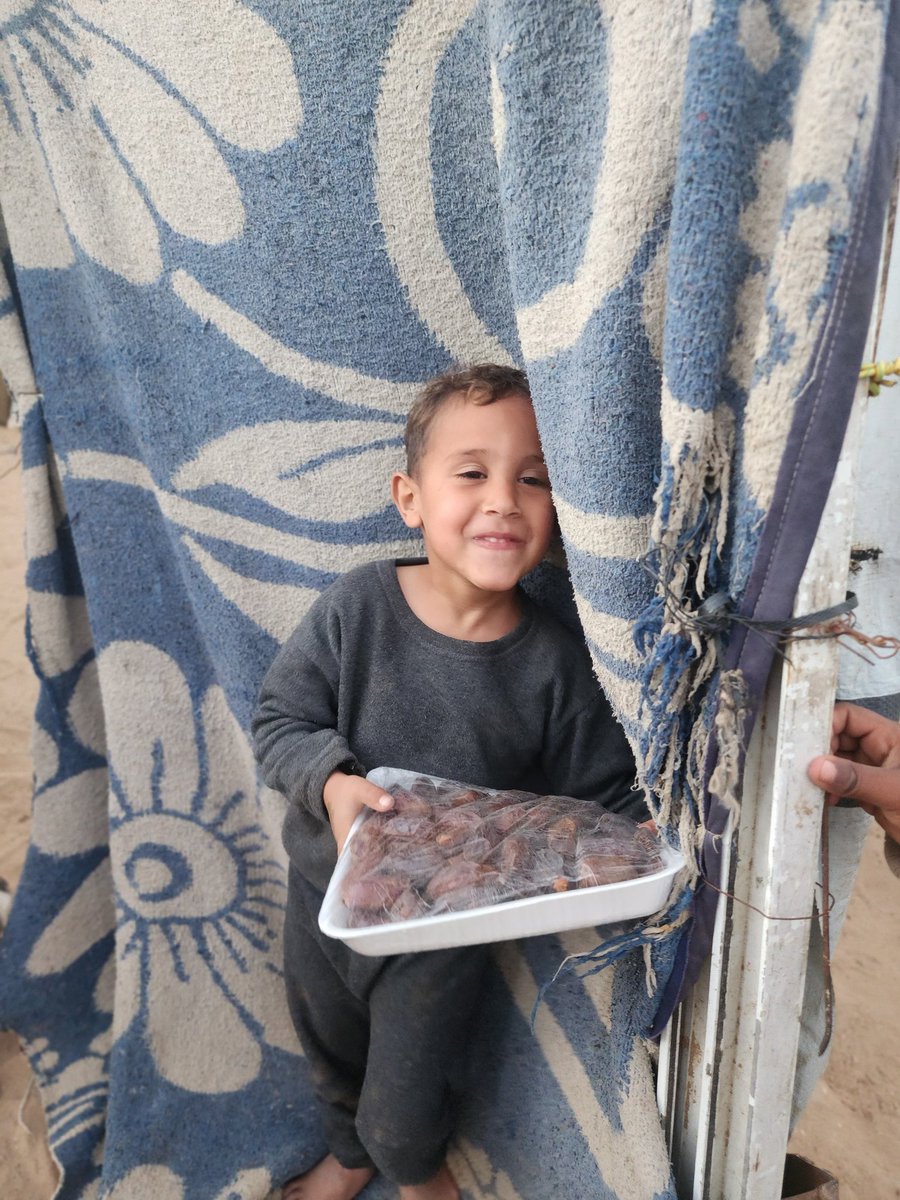 What’s more beautiful than knowing your "gift" brought a smile to a child’s face in Gaza just as Ramadan arrives? 🌙✨

chuffed.org/project/4444-g…

In preparation for the Holy Month, we distributed 48 date packages (1.20kg each) to displaced families in South Gaza. However, the need