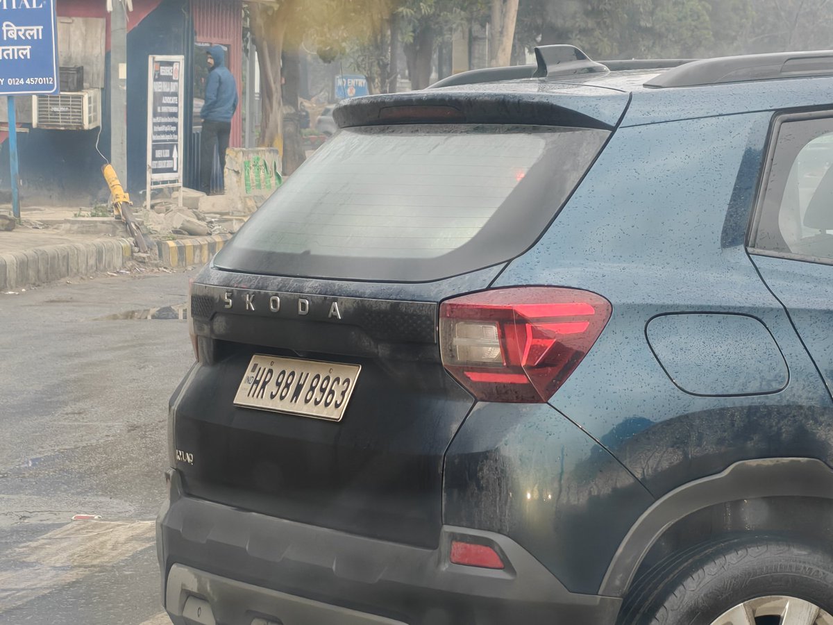 ashishyadav420's tweet photo. People are losing patience and that costs traffic congestion, accidents and wasting others time too.
In return what they gain...may be just fake satisfaction!
Look at this car, came from the back and stopped in front of everyone on signal,that too on the Zebra cross. https://t.co/DUvLNqqsso